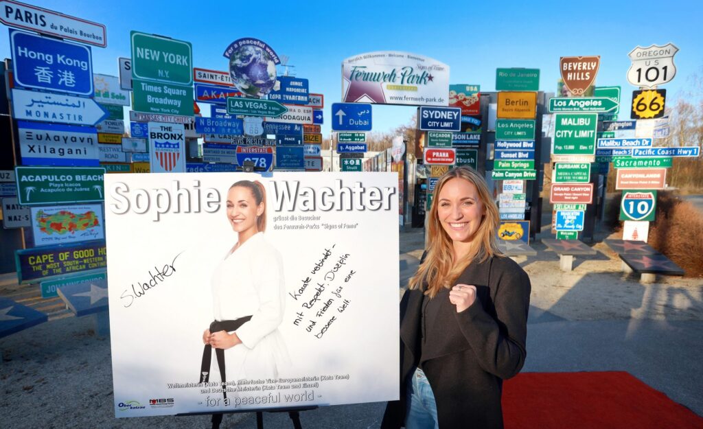 Wachter_Schild_Sophie_Kulisse_475A5460
